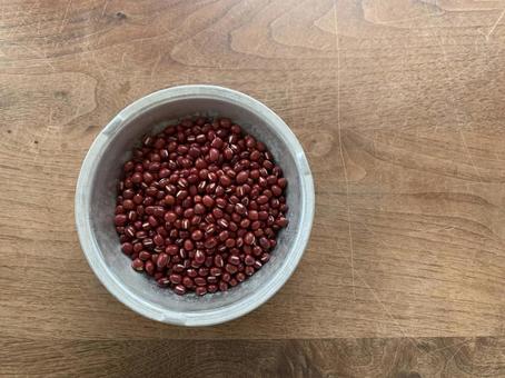 白い器と小豆 小豆,乾燥小豆,白い器と小豆の写真素材