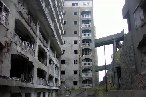 崩壊した軍艦島の建物 崩壊した軍艦島の建物の写真