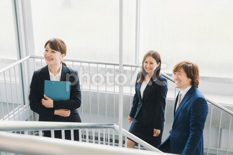 オフィスにいるスーツ姿の男女（3人） 同僚,ビジネス,スーツの写真素材