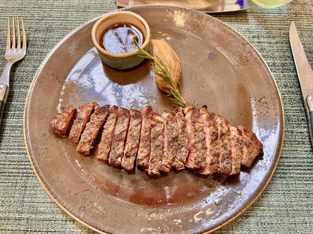 ミディアムレアな美味しいステーキ① ミディアムレアな美味しいステーキ① ステーキ,お肉,メインの写真素材