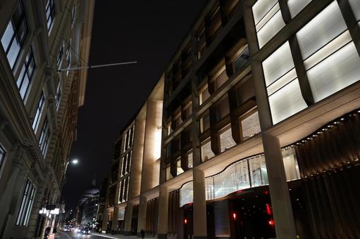 夜の建築と街並み 建物,夜景,街並みの写真素材