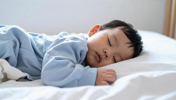 お昼寝する日本人の男の子の横顔 お昼寝する日本人の男の子の横顔の写真