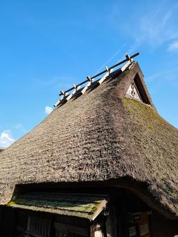 空を仰ぐ茅葺き屋根 空を仰ぐ茅葺き屋根 茅葺き屋根,風景,自然の写真素材