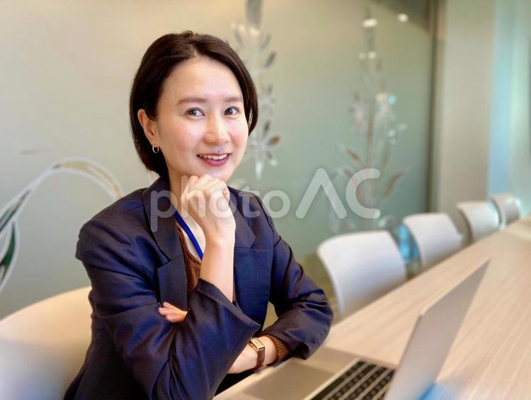 楽しそうに仕事をする社会人女性 女性,笑顔,オフィスの写真素材