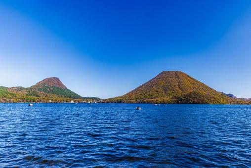 群馬県 榛名湖から望む秋景色 群馬県 榛名湖から望む秋景色 の写真