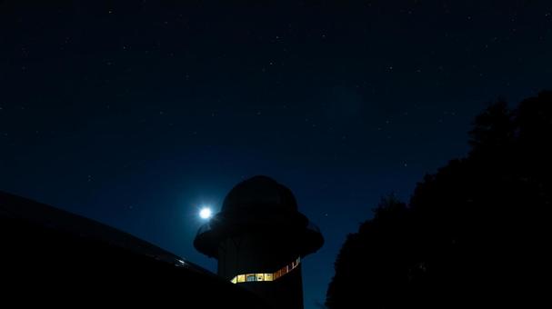 月光に照らされる古城 月光に照らされる古城 月,城,夜空の写真素材