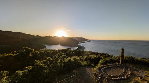 甑島の長目の浜展望所で見た日の入り 甑島の長目の浜展望所で見た日の入り 夕空,夕暮れ,夕焼けの写真素材
