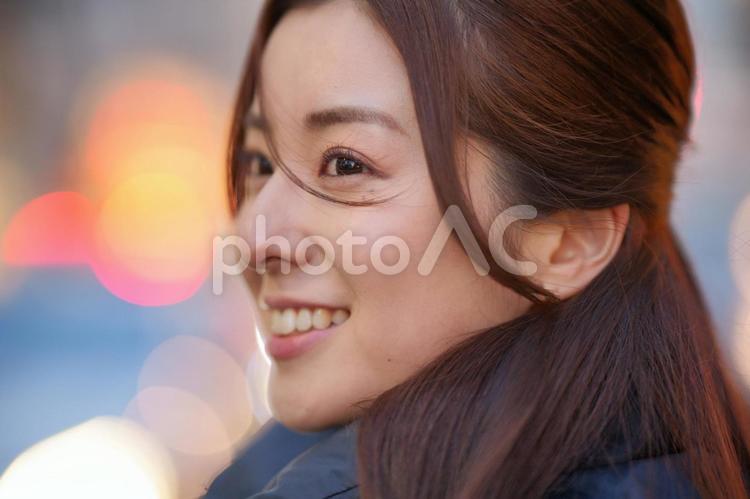 夕暮れの街に居る女性のポートレート 女性,日本人,1人の写真素材