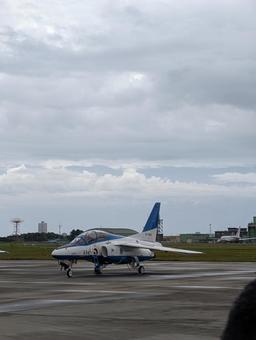 飛び立つ寸前のブルーインパルス 飛び立つ寸前のブルーインパルス ブルーインパルス,航空自衛隊,空の写真素材