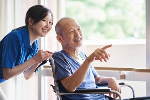 Wheelchair-riding elderly and caregivers, jubilado, introducción las enfermeras, mujer, JPG