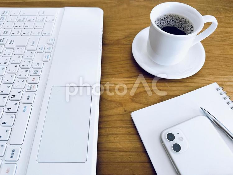 デスクワーク　コーヒータイム　休憩時間 ビジネスシーン,デスクワーク,オフィスワークの写真素材
