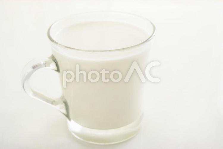 コップ一杯のミルク 飲み物,ミルク,牛乳の写真素材