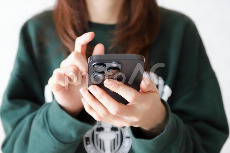 スマートフォンを使う女性の手元 スマートフォン,スマホ,女性の写真素材