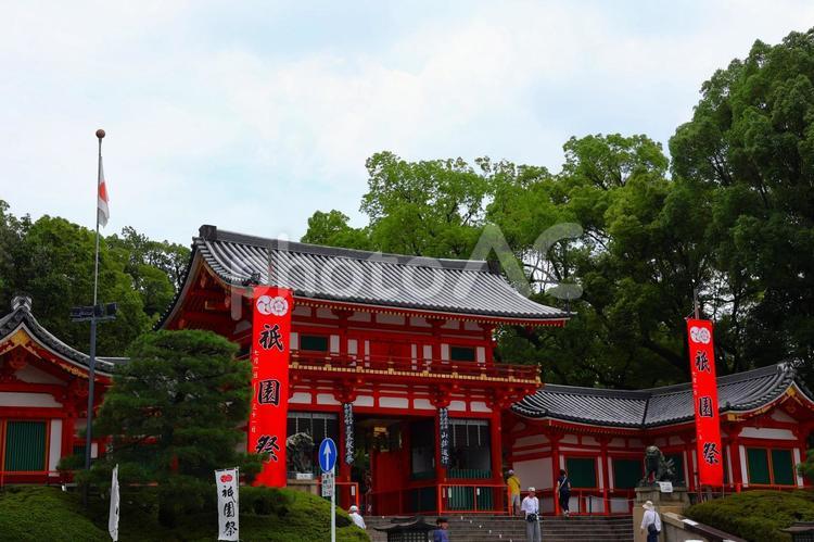 ７月中旬の京都祇園祭の八坂神社 背景,八坂神社,神社の写真素材