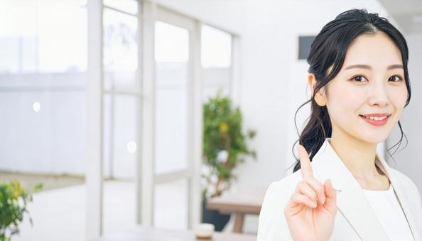 自信のある表情で指さすビジネス女性 自信のある表情で指さすビジネス女性の写真