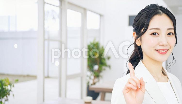 自信のある表情で指さすビジネス女性 指さす,指差し,ビジネスの写真素材