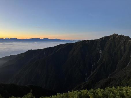 空木岳が見えている 朝日,日の出,大滝山の写真素材