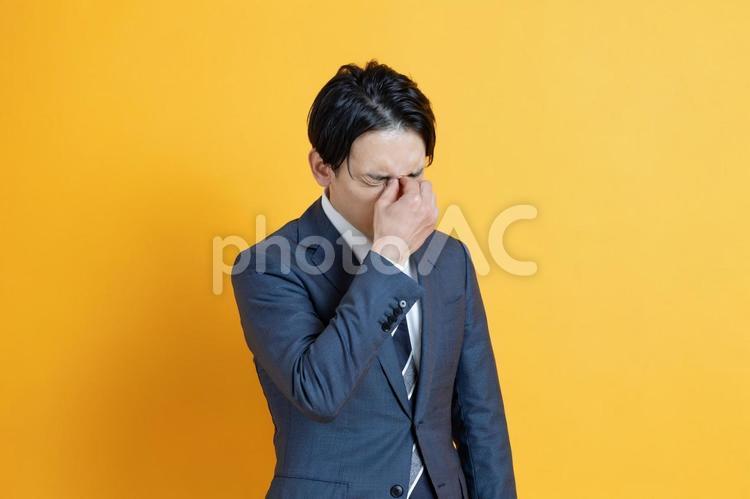 目が疲れているビジネスマン イケメン,ハンサム,プロフィール写真の写真素材