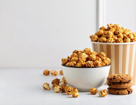 キャラメルポップコーンとクッキー キャラメルポップコーンとクッキーの写真
