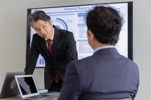 オフィスで会議するビジネスパーソン オフィスで会議するビジネスパーソン ビジネス,会議,ミーティングの写真素材