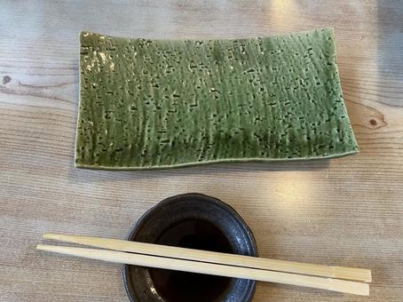 取り皿 割り箸 お醤油さし 小皿 取り皿 割り箸 お醤油さし 小皿の写真