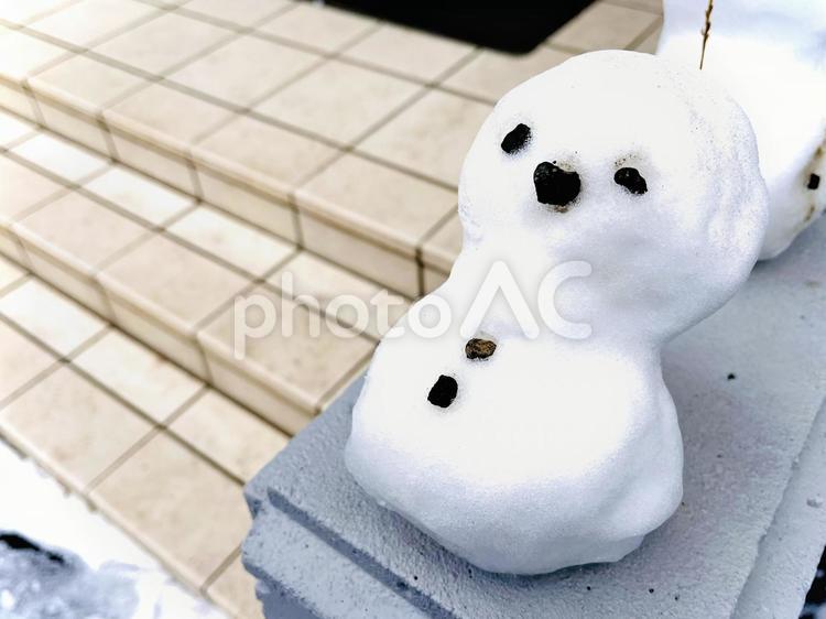 雪の積もった朝は、つい作っちゃいますよね 雪だるま,スノーマン,snowmanの写真素材