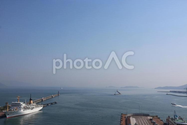 ４月下旬の高松港の航海練習船青雲丸 背景,船,乗り物の写真素材