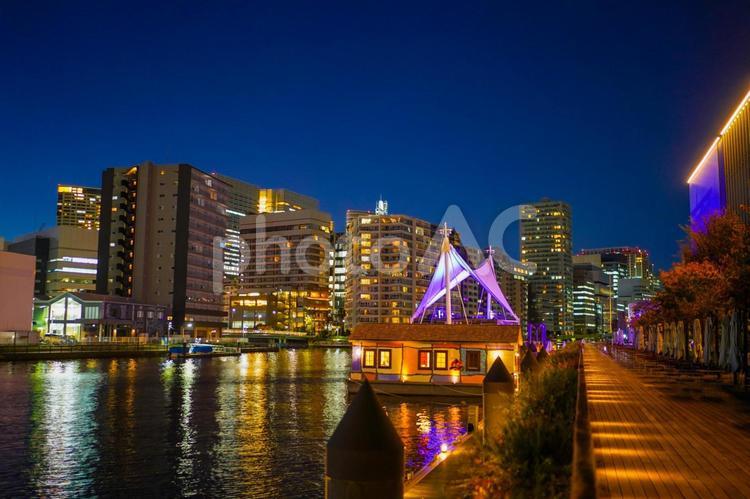 夜の天王洲の建物とボードウォーク 天王洲アイル,夜景,ボードウォークの写真素材