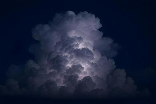 発光する積乱雲の写真