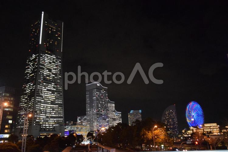 横浜ランドマークタワーと横浜ベイホテル東急と横浜コスモワールドの夜景 横浜市,横浜,みなとみらいの写真素材