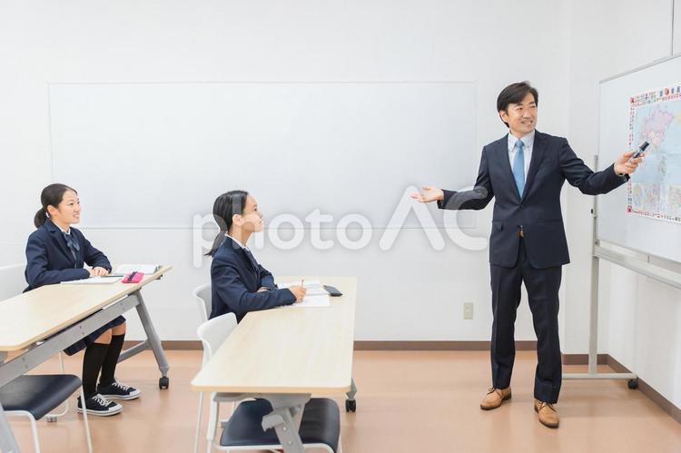 塾・学校で授業を受ける中学生・高校生 授業,先生,塾の写真素材