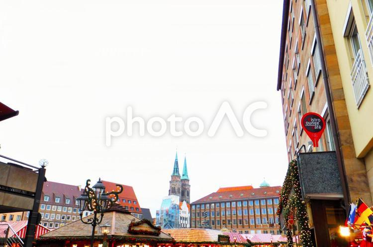 ニュルンベルクの風景４　クリスマス ニュルンベルク,塔のある街並み,クリスマスの写真素材