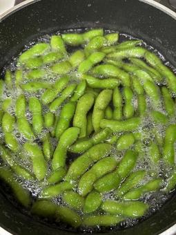枝豆をゆでる様子 枝豆をゆでる様子の写真