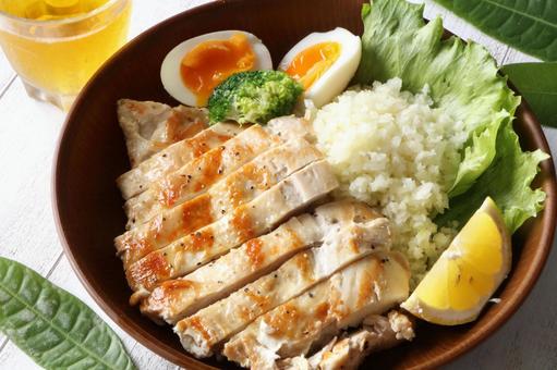 High protein, low calorie and healthy roast chicken plate High protein, low calorie and healthy roast chicken plate