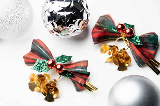 チェック柄リボンと金ベルのクリスマス小物 クリスマス,リボン,ベルの写真素材