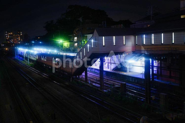 田舎の各停しか止まらないホーム 駅舎,夜景,駅の写真素材