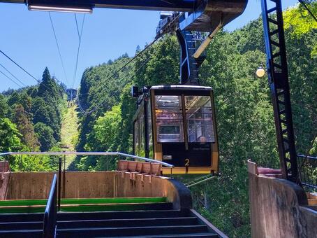 ロープ比叡駅に到着寸前の叡山ロープウェイ ロープ比叡駅,叡山ロープウェイ,ロープウェーの写真素材
