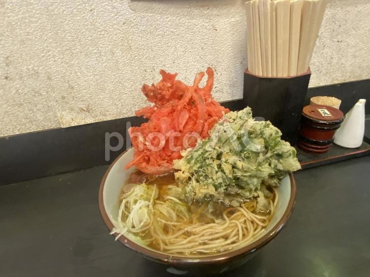 立ち食いそば　紅しょうが天　春菊天そば 立ち食いそば,おそば,そばの写真素材