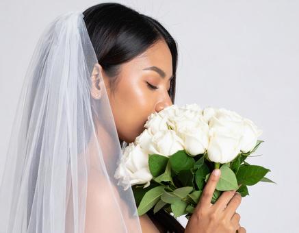 ウエディングドレスを着た女性 白い花4 ウエディングドレスを着た女性 白い花4の写真