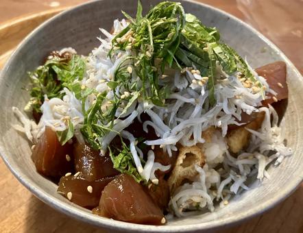 しらす丼 しらす丼 しらす,しらす丼,丼物の写真素材