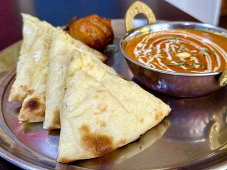 バターチキンカレーとチーズナン バターチキンカレーとチーズナン バターチキンカレー,チーズナン,カリーの写真素材