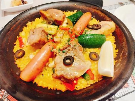 鶏肉とウインナーのパエリア パエリア,鶏肉,ウインナーの写真素材