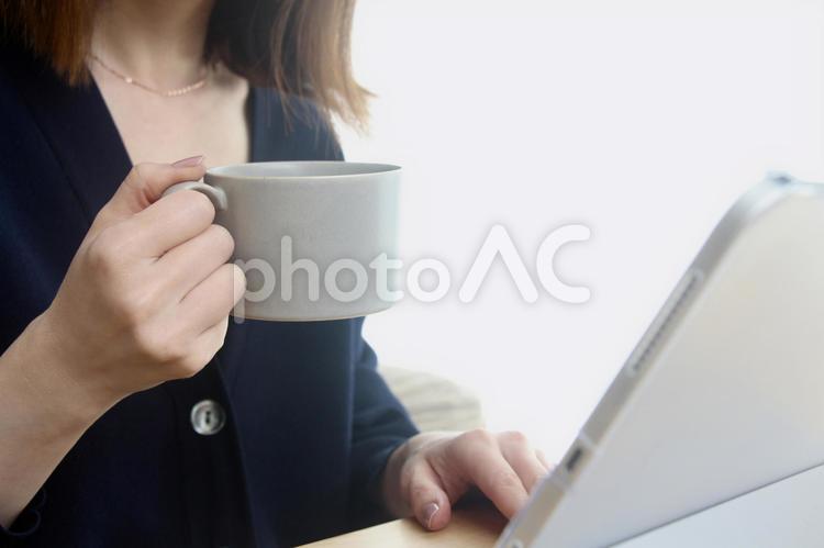 コーヒーカップを持つ女性の手 コーヒーカップ,マグカップ,カップの写真素材