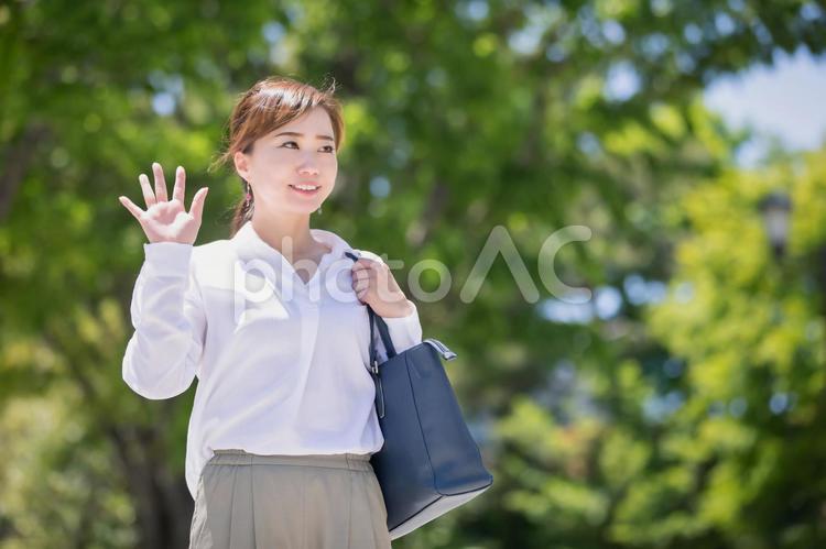 手を振るビジネスウーマン ビジネスウーマン,女性,挨拶の写真素材