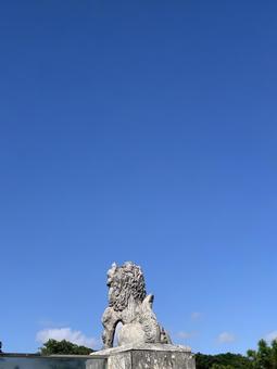 青空とシーサー 青空とシーサー 空,像,旅の写真素材