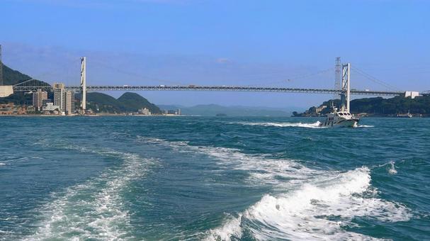 海から見る本州九州を繋ぐ関門橋　関門海峡 関門橋,関門海峡,山口県の写真素材
