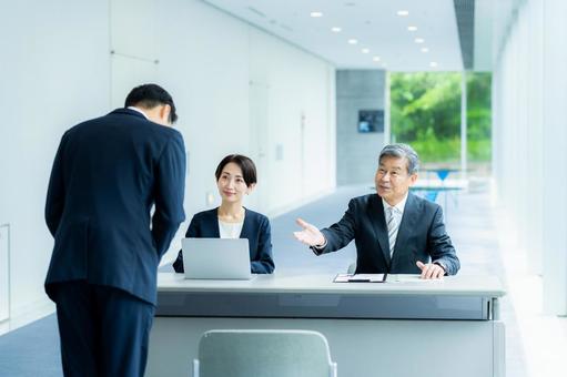 オフィスで面談するビジネスパーソン オフィスで面談するビジネスパーソン 面接,面談,笑顔の写真素材