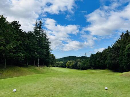青空広がるゴルフ場のティーグラウンド ゴルフ場,ティーグラウンド,ゴルフコースの写真素材