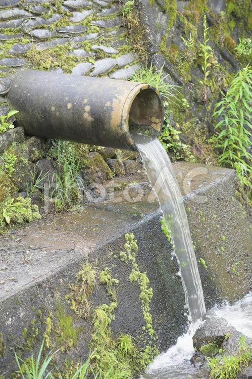 農業用の灌漑水路の排水土管 排水口,土管,水路の写真素材