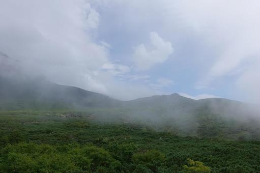 知床峠より羅臼岳を望む 知床峠より羅臼岳を望むの写真